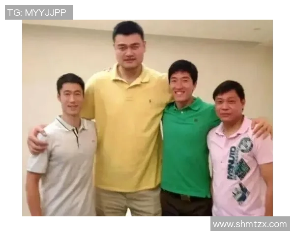 姚明与足球明星同框合影展现体育巨星的友谊与合作精神